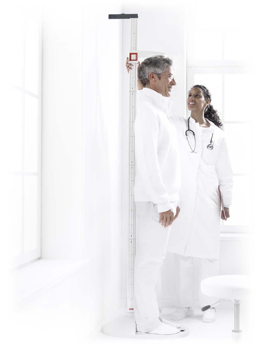 seca213doctormeasuringpatientRGB